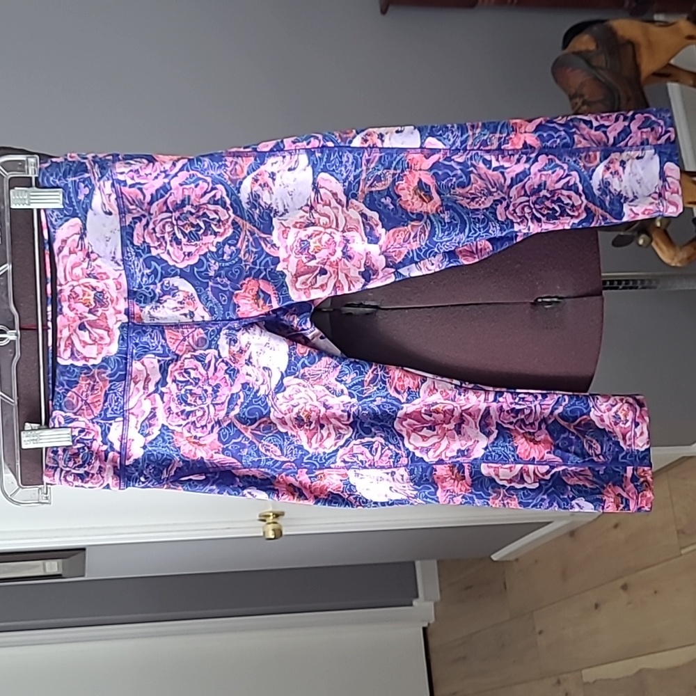 REALLY NICE LULAROE CAPRI LEGGINGS